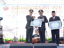 Momen Kapolresta Sidoarjo Beri Kejutan Tumpeng Saat HUT Ke-81 TNI