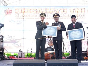 Momen Kapolresta Sidoarjo Beri Kejutan Tumpeng Saat HUT Ke-81 TNI
