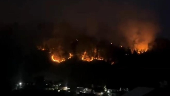 Karhutla di wilayah mamasa menimbulkan kabut asap ganggu aktivitas warga.