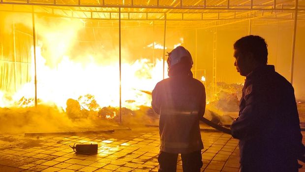 Kebakaran kantor PT bidang manufaktur di Jalan Kaligawe, Kelurahan Terboyo Kulon, Kecamatan Genuk, Kota Semarang, Senin (5/10/2026) dini hari.