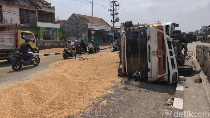 Penampakan truk bermuatan biji jagung yang terguling di flyover Ganefo, Mranggen, Demak, Senin (5/10/2026).