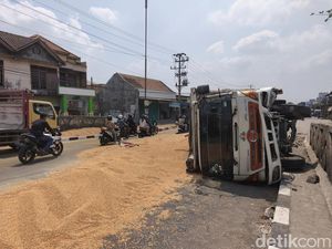Kernet Ungkap Sebab Tronton Terguling di Flyover Ganefo Mranggen Demak