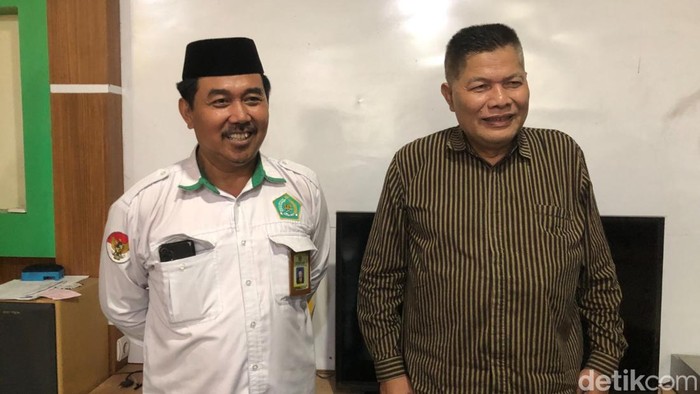 Kepala MAN 3 Sleman, Singgih Sampurno (kiri) dan Ketua Harian Komite Madrasah MAN 3 Steman, Khamim Zarkasih Putro (kanan) saat ditemui detikJogja di MAN 3 Sleman, Senin (5/10/2026).