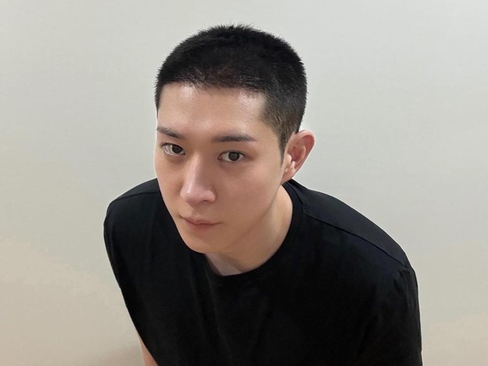 Pesona Kim Young Dae dengan rambut cepak menjelang wajib militer.