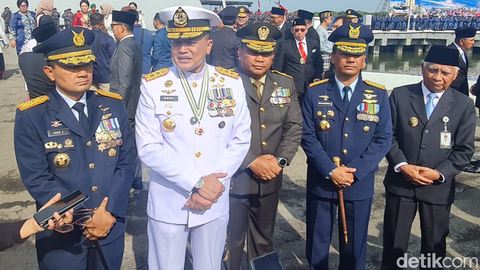 Komandan Kodaeral I Laksamana Muda TNI Deny Septiana saat diwawancarai.