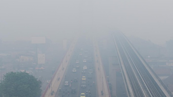 Kendaraan melintas di atas Jembatan Ampera yang tertutup kabut asap Palembang, Sumatera Selatan, Senin (5/10/2026). Berdasarkan pantauan aplikasi IQair, kualitas udara di Kota Palembng pada Senin (5/10) masuk dalam kategori berbahaya akibat dampak dari kebakaran hutan dan lahan (Karhutla) dengan nilai indeks standar pencemaran udara PM2.5 mencapai angka 1.702. ANTARA FOTO/Nova Wahyudi/agr