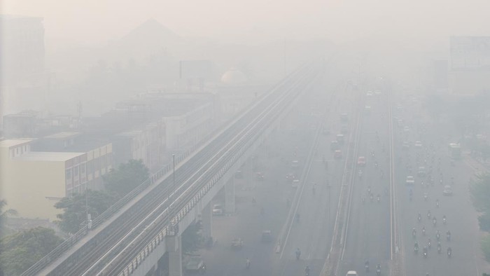 Kendaraan melintas di atas Jembatan Ampera yang tertutup kabut asap Palembang, Sumatera Selatan, Senin (5/10/2026). Berdasarkan pantauan aplikasi IQair, kualitas udara di Kota Palembng pada Senin (5/10) masuk dalam kategori berbahaya akibat dampak dari kebakaran hutan dan lahan (Karhutla) dengan nilai indeks standar pencemaran udara PM2.5 mencapai angka 1.702. ANTARA FOTO/Nova Wahyudi/agr