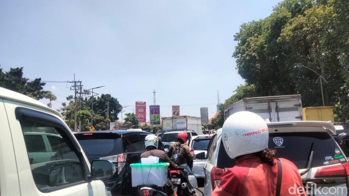 Macet di Taman Pelangi Surabaya