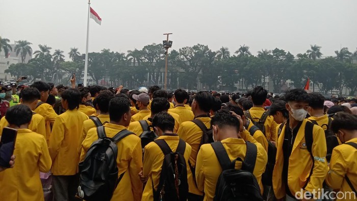 Mahasiswa mendatangi kantor Gubernur Sumsel