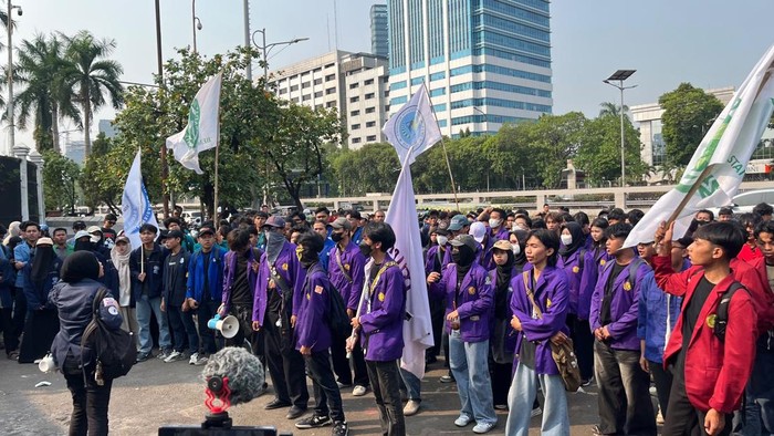 Massa mahasiswa menggelar demonstrasi di depan gedung DPR. (Rumondang/detikcom)