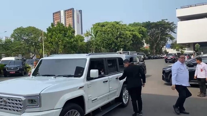 Menko Airlangga Hartarto menggunakan mobil Maung Pindad ke Istana. (Eva/detikcom)