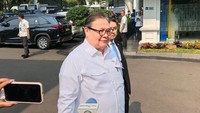 Dipanggil Prabowo ke Istana, Airlangga Naik Maung Limousine