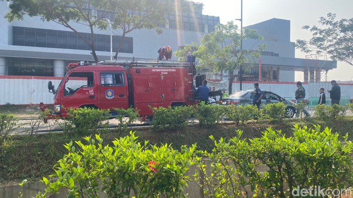 Mobil Damkar dikerahkan untuk menderek sedan masuk parit di Bandung.