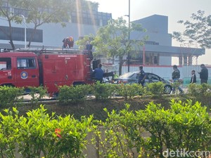 Pengemudi Diduga Mabuk, Sedan Masuk Parit di Gedebage