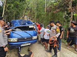 Mobil Rombongan Pengantin Jatuh Ke Jurang di Cianjur, 8 Orang Luka-luka