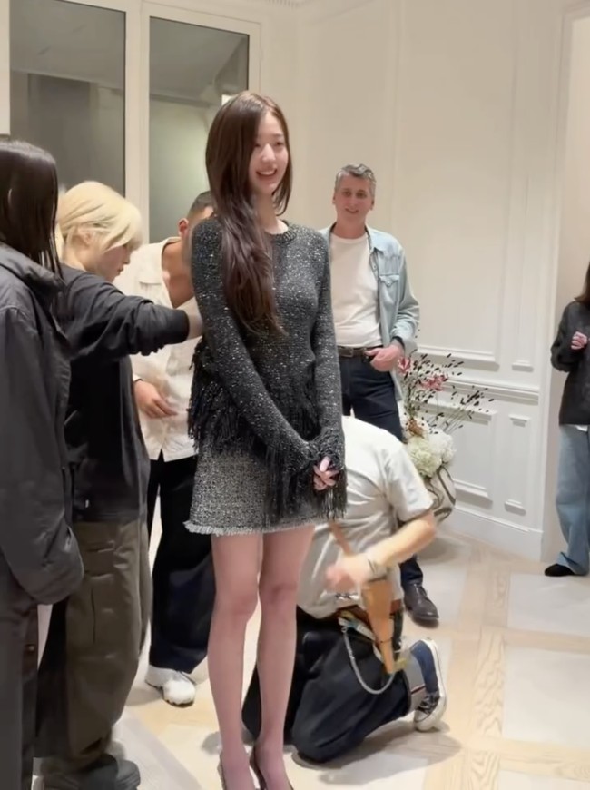 Momen di balik layar peragaan busana DIOR sontak mengundang decak kagum netizen. Saking cantiknya Jang Wonyoung IVE tampil dengan makeup tipis, banyak yang berharap ia tampil natural di panggung dan depan kamera. Foto: dok. Instagram @for_everyoung10