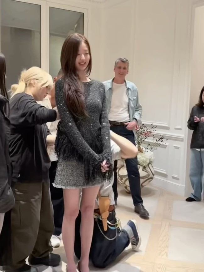 Peragaan busana ini memandai debut Jang Wonyoung IVE sebagai wajah baru DIOR di Paris Fashion Week 2026. Setelah menjadi brand ambassador Miu Miu, Jang Wonyoung  dilirik DIOR, menampilkan gaya berpakaian bergaya glamor dan sensual.  Foto: dok. Instagram @for_everyoung10