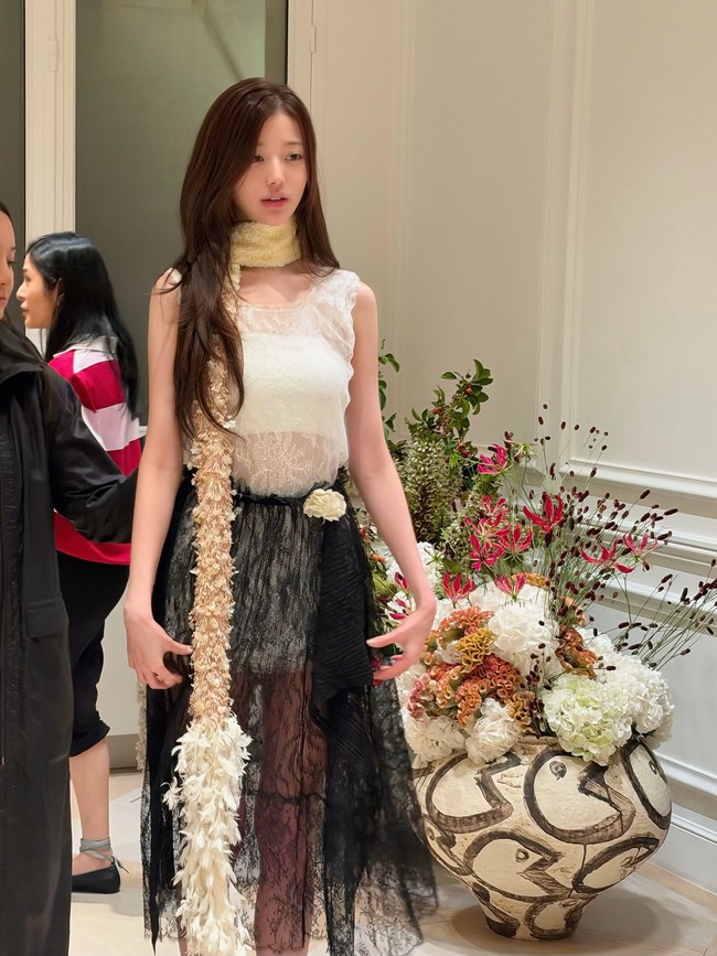 Dalam foto yang dibagikannya, Jang Wonyoung IVE tampil natural dengan riasan tipis sehingga memberikan kesan seolah tidak memakai makeup sema sekali. Tak hanya cantik, Jang Wonyoung disebut-sebut berparas imut bak bayi. Foto: dok. Instagram @for_everyoung10