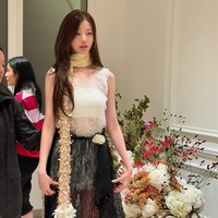 Dalam foto yang dibagikannya, Jang Wonyoung IVE tampil natural dengan riasan tipis sehingga memberikan kesan seolah tidak memakai makeup sema sekali. Tak hanya cantik, Jang Wonyoung disebut-sebut berparas imut bak bayi. Foto: dok. Instagram @for_everyoung10