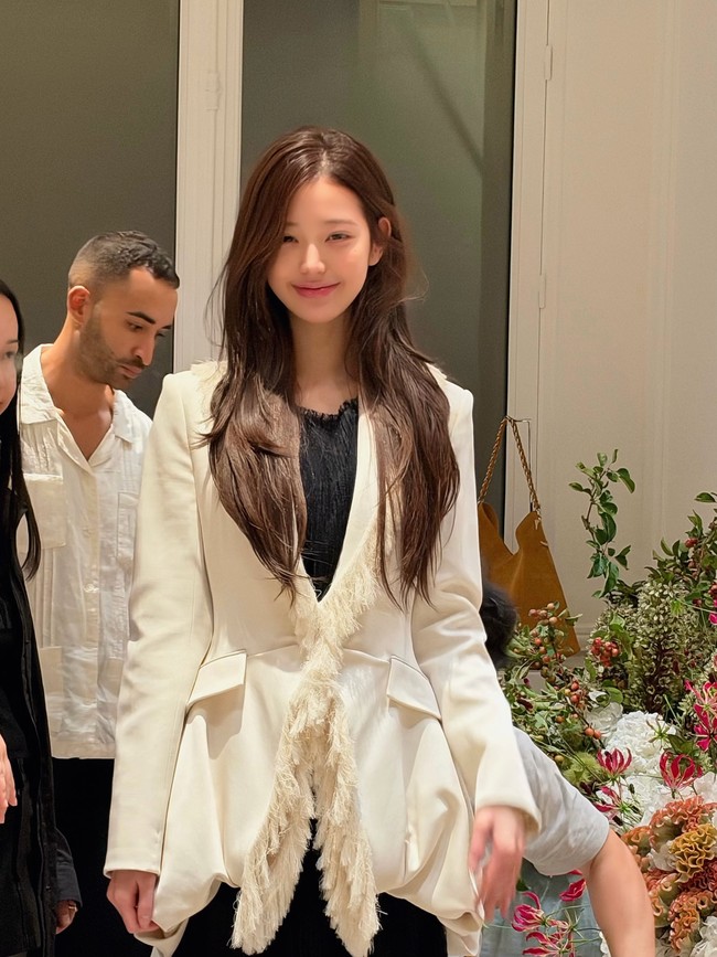Jang Wonyoung IVE viral mencuri perhatian dengan penampilannya saat fitting busana DIOR. Netizen heboh menyorot pesonanya dengan makeup tipis saat berada di ruang ganti DIOR, mencoba berbagai pakaian untuk penampilannya di peragaan busana DIOR selama Paris Fashion Week 2026. Foto: dok. Instagram @for_everyoung10