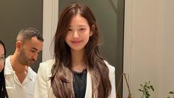 Potret Jang Wonyoung IVE Pamer Bareface, Imut Bak Bayi di Balik Show DIOR