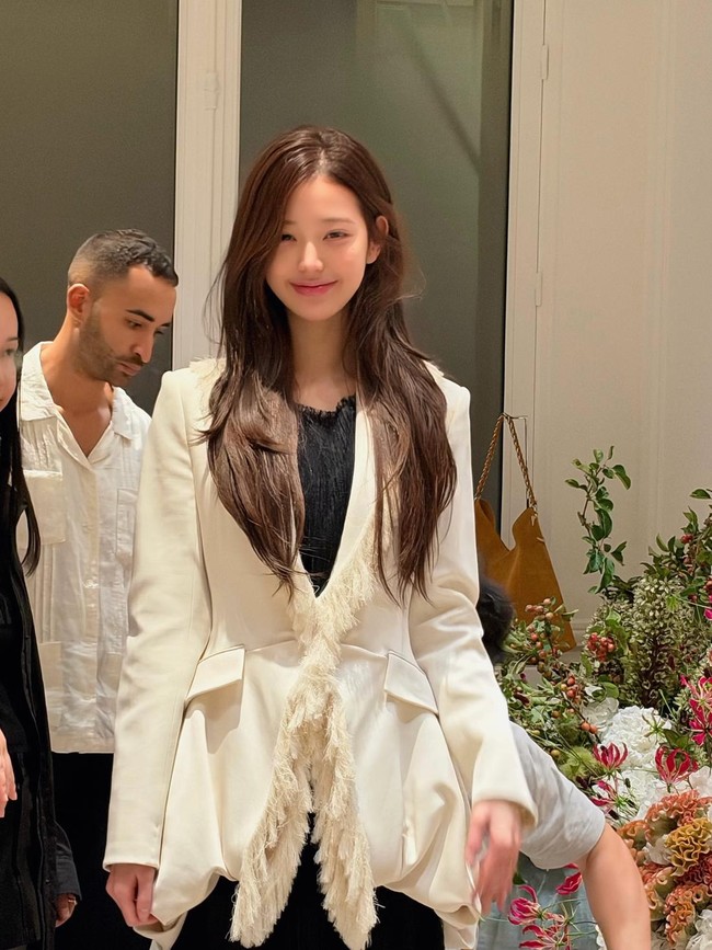 Potret Jang Wonyoung IVE Pamer Bareface, Imut Bak Bayi di Balik Show DIOR