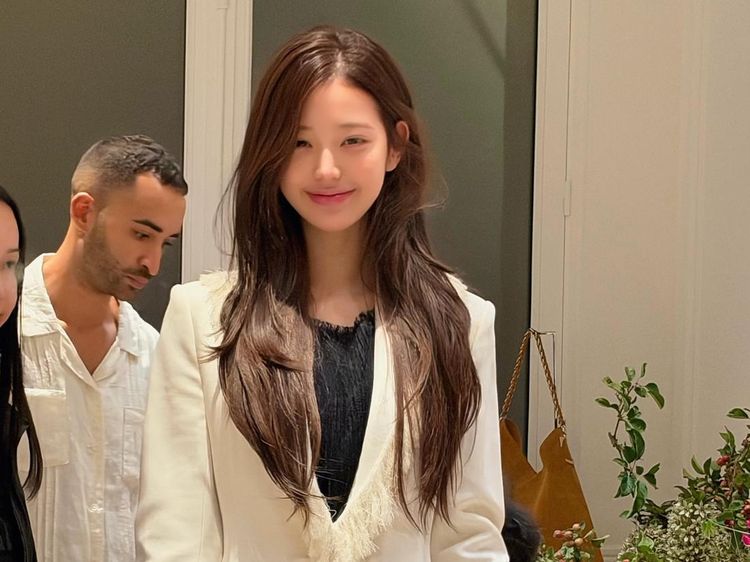 Potret Jang Wonyoung IVE Pamer Bareface, Imut Bak Bayi di Balik Show DIOR