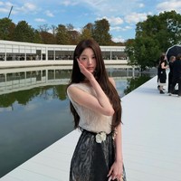 Seperti yang terlihat saat momen fitting di butik DIOR, Jang Wonyoung IVE berbalut atasan renda putih dengan rok hitam. Penampilannya dilengkapi dengan aksen scarf menutupi bagian lehernya. Foto: dok. Instagram @for_everyoung10