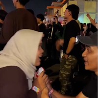 Viral Bikin Baper, Momen Romantis Pria Lamar Kekasih saat Konser Hindia