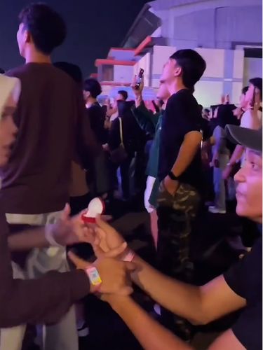 Momen pria memberikan kejutan romantis dengan melamar kekasih di tengah kemeriahan konser Hindia hingga membuat netizen ikut baper. Momen pria memberikan kejutan romantis dengan melamar kekasih di tengah kemeriahan konser Hindia hingga membuat netizen ikut baper.