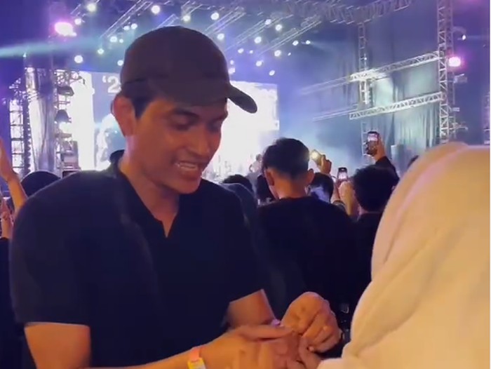 Momen pria memberikan kejutan romantis dengan melamar kekasih di tengah kemeriahan konser Hindia hingga membuat netizen ikut baper.