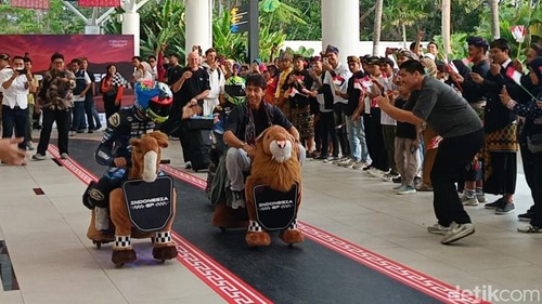 Momen unik Enea Bastianini menggunakan Zoomoov di Bandara Internasional Zainuddin Abdul Majid (BIZAM) Lombok Tengah, Senin (5/10/2026).