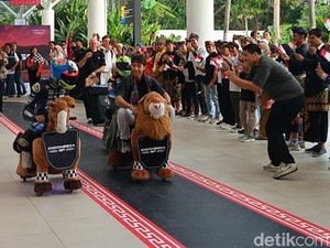 Momen Unik Pebalap MotoGP Disambut Zoomoov di Bandara Lombok