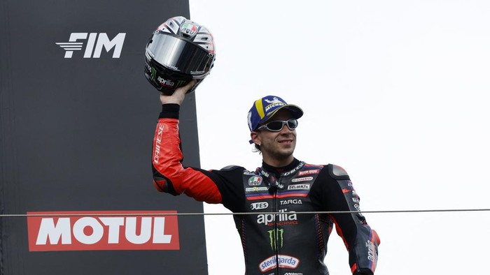 MotoGP - Japanese Grand Prix - Twin Ring Motegi, Motegi, Japan - October 4, 2026 Aprilia Racings Marco Bezzecchi celebrates on the podium after finishing third in the race REUTERS/Androniki Christodoulou