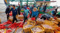 Sejumlah pekerja memindahkan ikan dari kapal menuju tempat pelelangan ikan di TPI Palang, Tuban, Jawa Timur, Senin (5/10/2026). ANTARA FOTO/Muhammad Mada