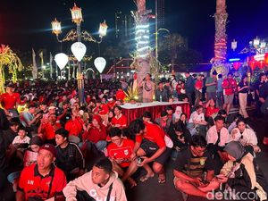 Ribuan Warga Padati Nobar Indonesia Vs Thailand di Gedung Grahadi