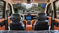 Dashboardnya sekilas menyerupai Mercedes Hypescreen, tetapi sebenarnya hanya sepotong plastik besar dengan layar infotainment sederhana di bagian tengah. Foto: Dok.Nora