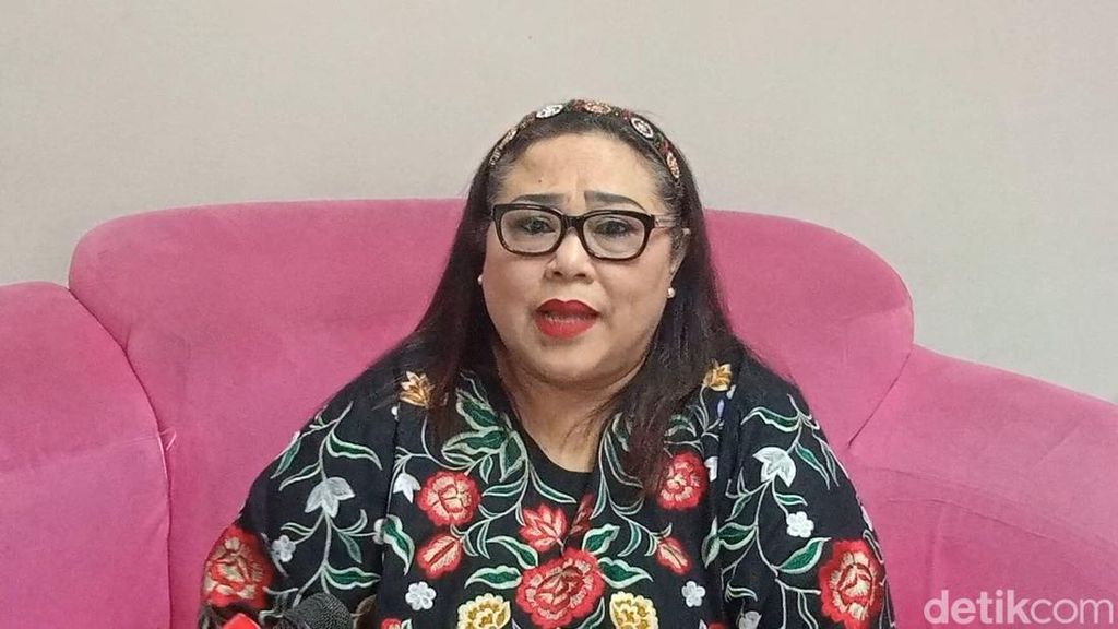Nunung Curhat Warung Makan Mendadak Sepi dan Ada Kiriman Tanah Kuburan