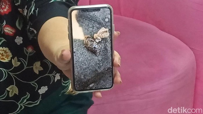 Nunung curhat warung makannya sepi.