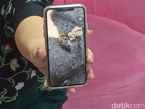 Nunung curhat warung makannya sepi.