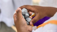 Manasik haji menjadi salah satu cara untuk mengenalkan nilai-nilai keagamaan kepada anak melalui pengalaman langsung. Dengan metode praktik, materi yang sebelumnya hanya disampaikan melalui cerita atau pembelajaran di kelas dapat lebih mudah dipahami.