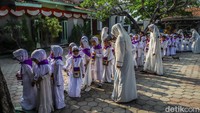 Guru turut mendampingi setiap kegiatan dan memberikan arahan kepada anak-anak. Penjelasan disampaikan dengan bahasa sederhana agar mudah dipahami oleh para peserta.