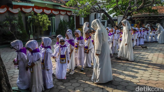 Pakai Baju Ihram, Anak-anak Belajar Manasik Haji Sejumlah anak mengikuti kegiatan manasik haji di sebuah taman kanak-kanak di Babelan, Kabupaten Bekasi, Jawa Barat, Senin (5/10/2026). Kegiatan tersebut digelar sebagai bagian dari pembelajaran keagamaan bagi anak-anak sejak usia dini.