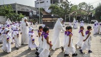 Para peserta diajak mengenal tata cara ibadah haji melalui praktik secara langsung. Anak-anak diperkenalkan dengan sejumlah tahapan, mulai dari niat hingga melakukan simulasi tawaf mengelilingi miniatur Kabah.