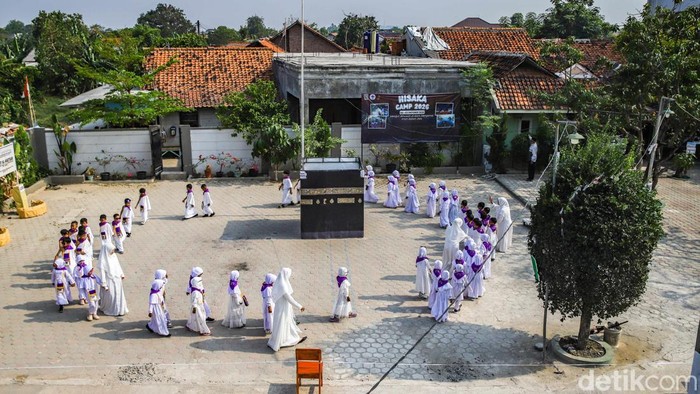Sejumlah anak mengikuti kegiatan manasik haji di sebuah taman kanak-kanak di Babelan, Kabupaten Bekasi, Jawa Barat, Senin (5/10/2026). Kegiatan tersebut digelar sebagai bagian dari pembelajaran keagamaan bagi anak-anak sejak usia dini.