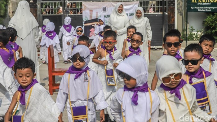 Pakai Baju Ihram, Anak-anak Belajar Manasik Haji Sejumlah anak mengikuti kegiatan manasik haji di sebuah taman kanak-kanak di Babelan, Kabupaten Bekasi, Jawa Barat, Senin (5/10/2026). Kegiatan tersebut digelar sebagai bagian dari pembelajaran keagamaan bagi anak-anak sejak usia dini.
