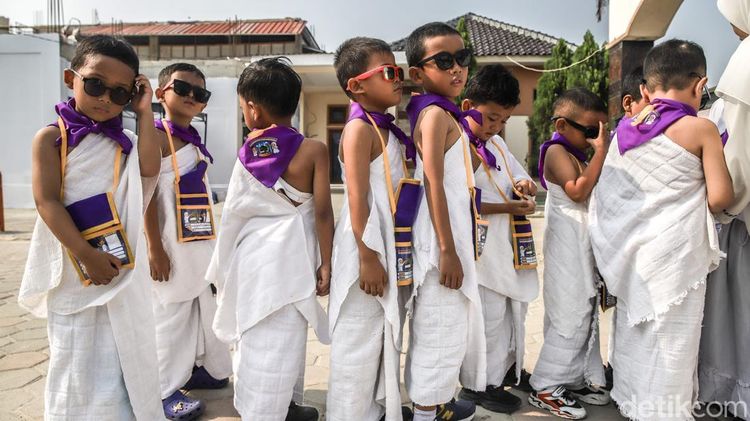 Pakai Baju Ihram, Anak-anak Belajar Manasik Haji