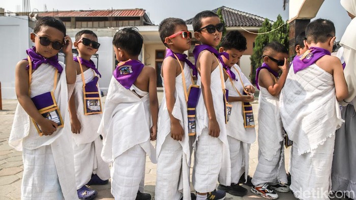 Pakai Baju Ihram, Anak-anak Belajar Manasik Haji Sejumlah anak mengikuti kegiatan manasik haji di sebuah taman kanak-kanak di Babelan, Kabupaten Bekasi, Jawa Barat, Senin (5/10/2026). Kegiatan tersebut digelar sebagai bagian dari pembelajaran keagamaan bagi anak-anak sejak usia dini.