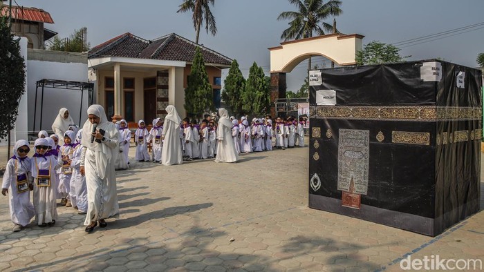 Pakai Baju Ihram, Anak-anak Belajar Manasik Haji Sejumlah anak mengikuti kegiatan manasik haji di sebuah taman kanak-kanak di Babelan, Kabupaten Bekasi, Jawa Barat, Senin (5/10/2026). Kegiatan tersebut digelar sebagai bagian dari pembelajaran keagamaan bagi anak-anak sejak usia dini.