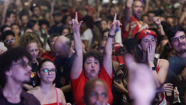 Para pendukung Presiden Brasil sekaligus kandidat dari Partai Pekerja (PT), Luiz Inacio Lula da Silva, bereaksi saat menantikan hasil pemilihan umum di Rio de Janeiro, Brasil, pada 4 Oktober 2026. (REUTERS/Ricardo Moraes)